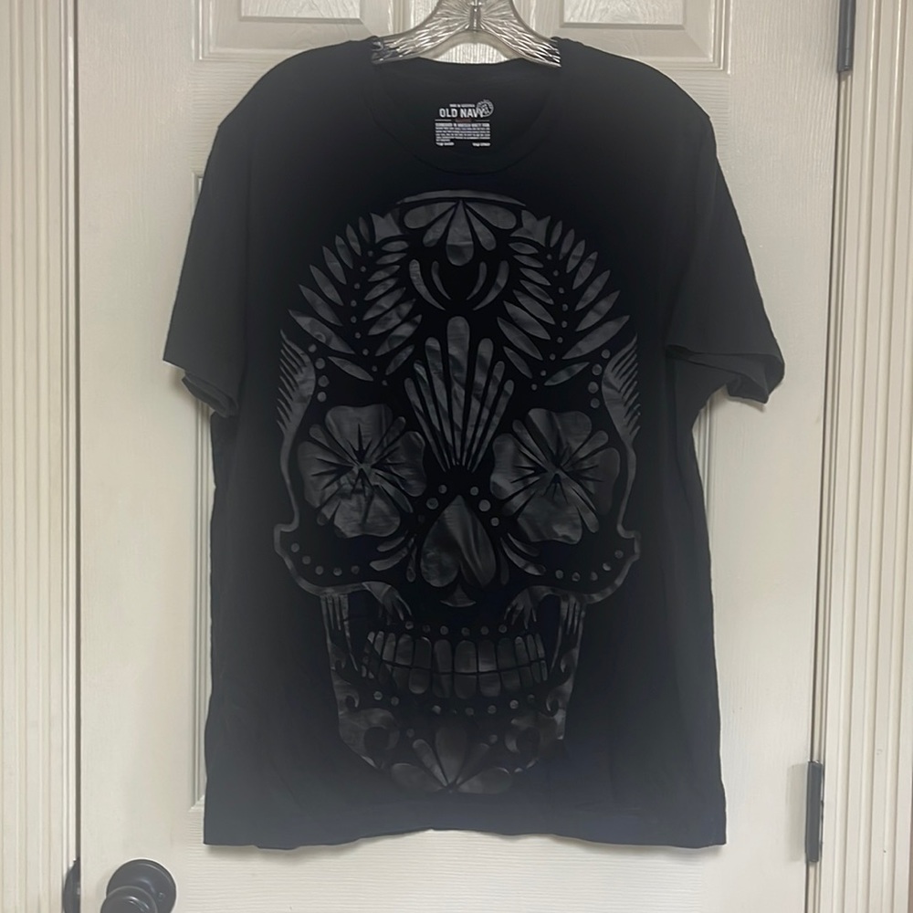 Old Navy established in nineteen ninety four black tshirt size large.